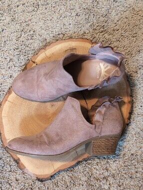 Fergalicious Women's Blush Ruffle Ankle Booties Sz 8